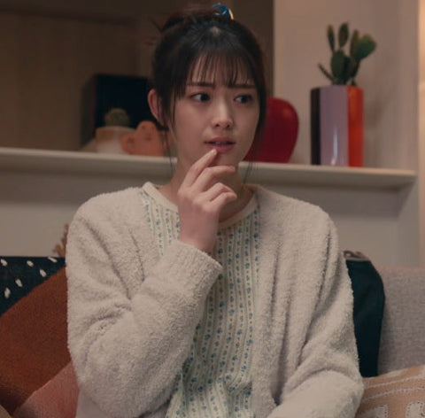 【着用情報】松村沙友理さん着用｜ドラマ『やぶさかではございません』第3話「長袖ラグランクルーネック」